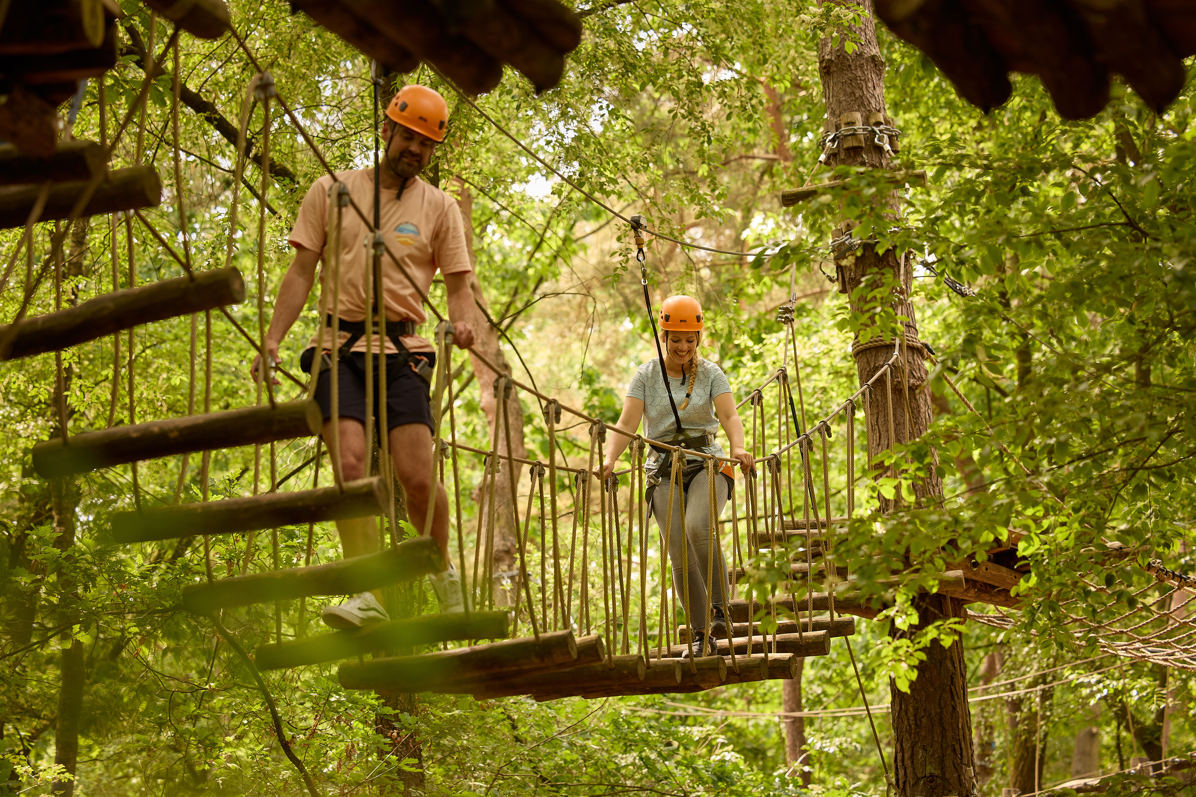 klimparcours-man-vrouw-loopbrug-boomstammen-bomen-klimrijk-brabant