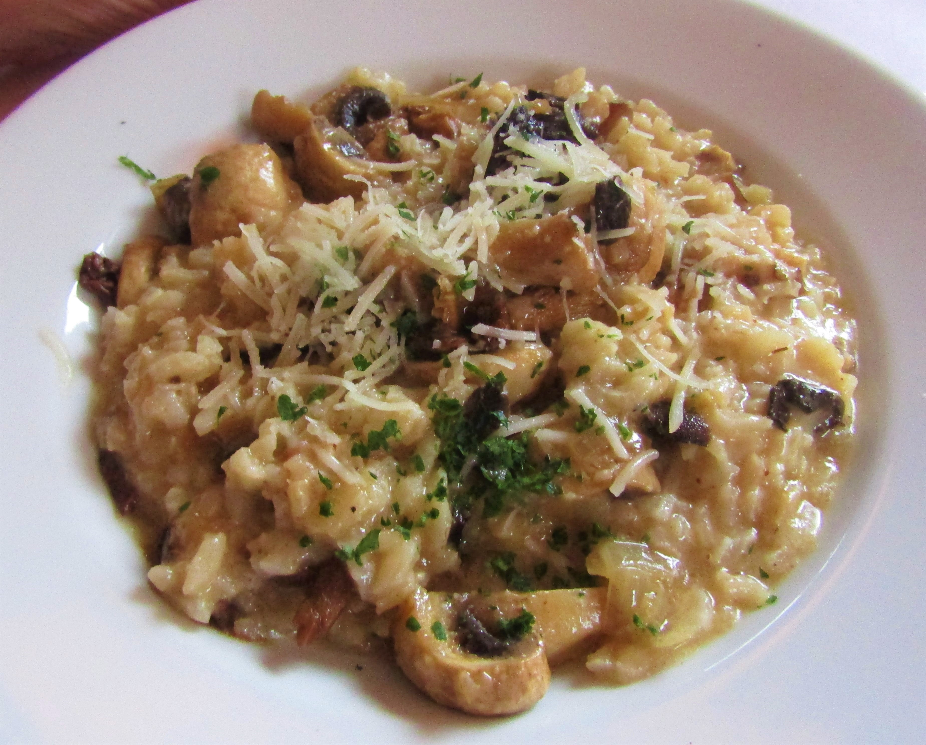 -2019-12-22_Mushroom_Risotto_with_onion_and_herbs_finished_with_Parmesan_and_Mushroom,_Trimingham